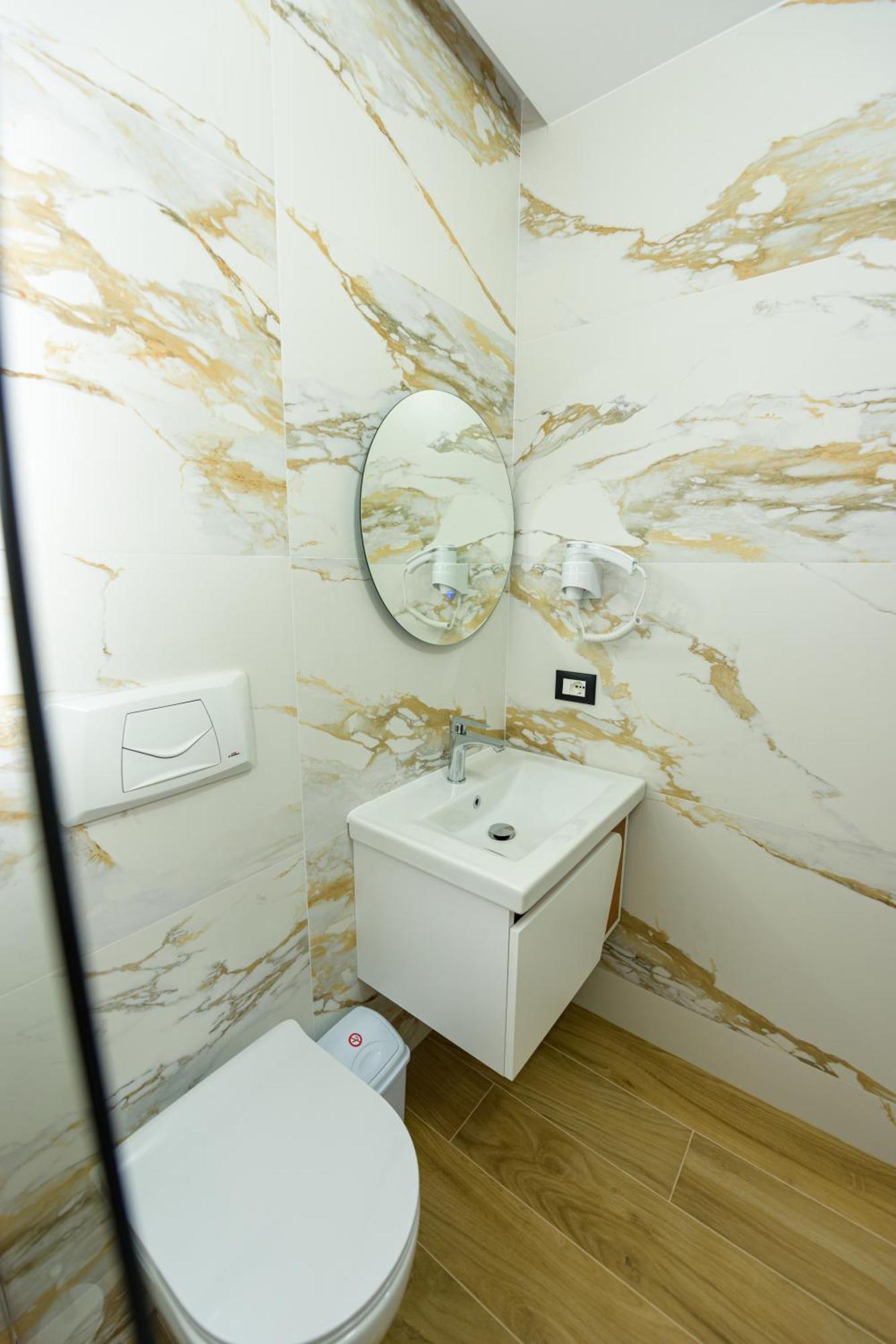 Kevin'S Aparthotel Vlorë Εξωτερικό φωτογραφία