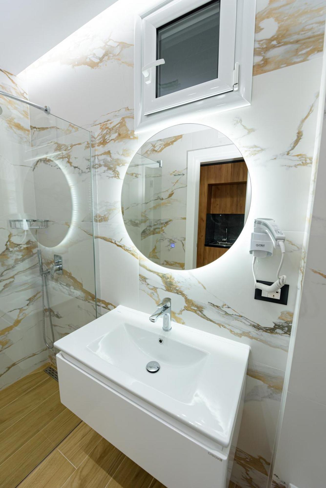 Kevin'S Aparthotel Vlorë Εξωτερικό φωτογραφία