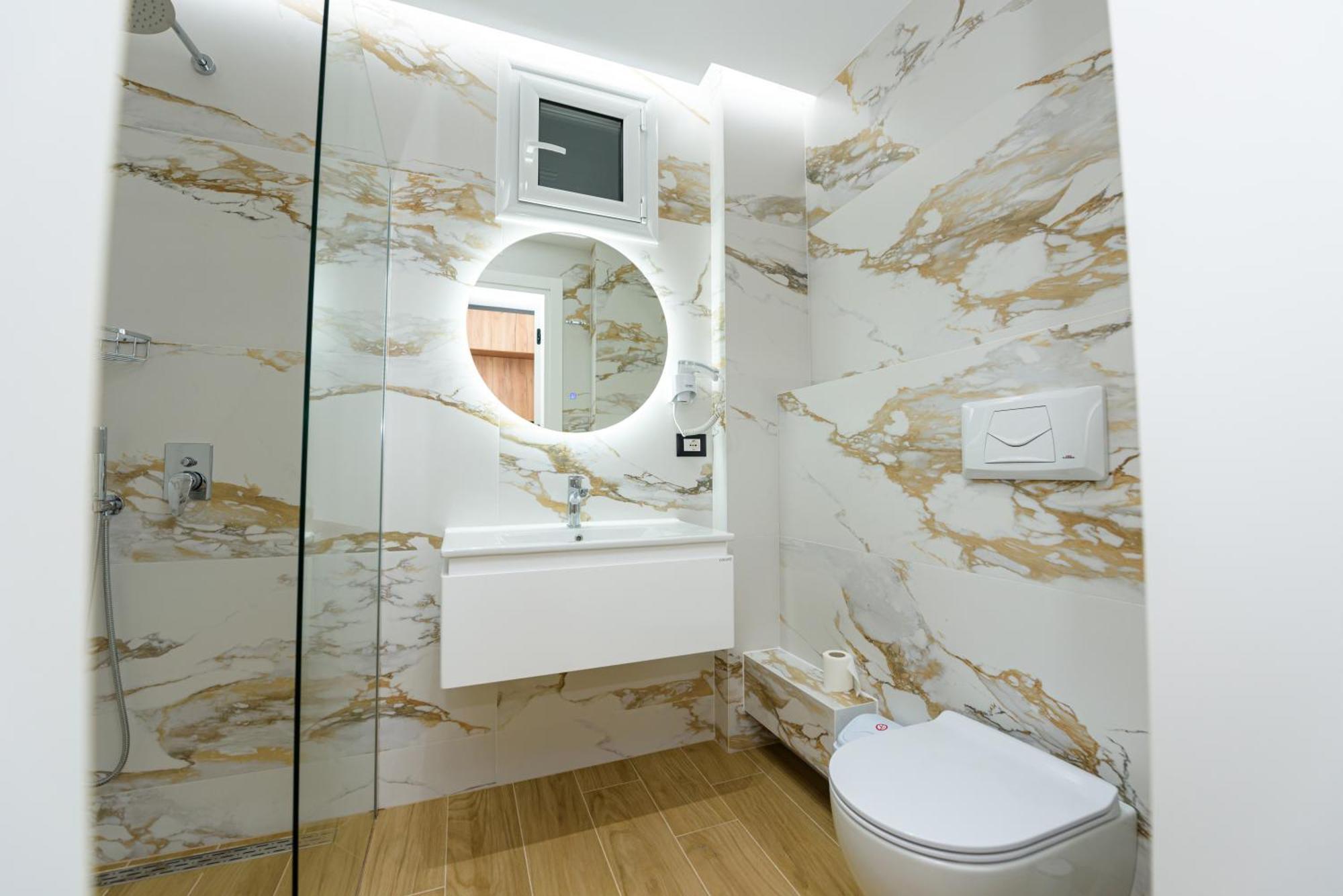 Kevin'S Aparthotel Vlorë Εξωτερικό φωτογραφία