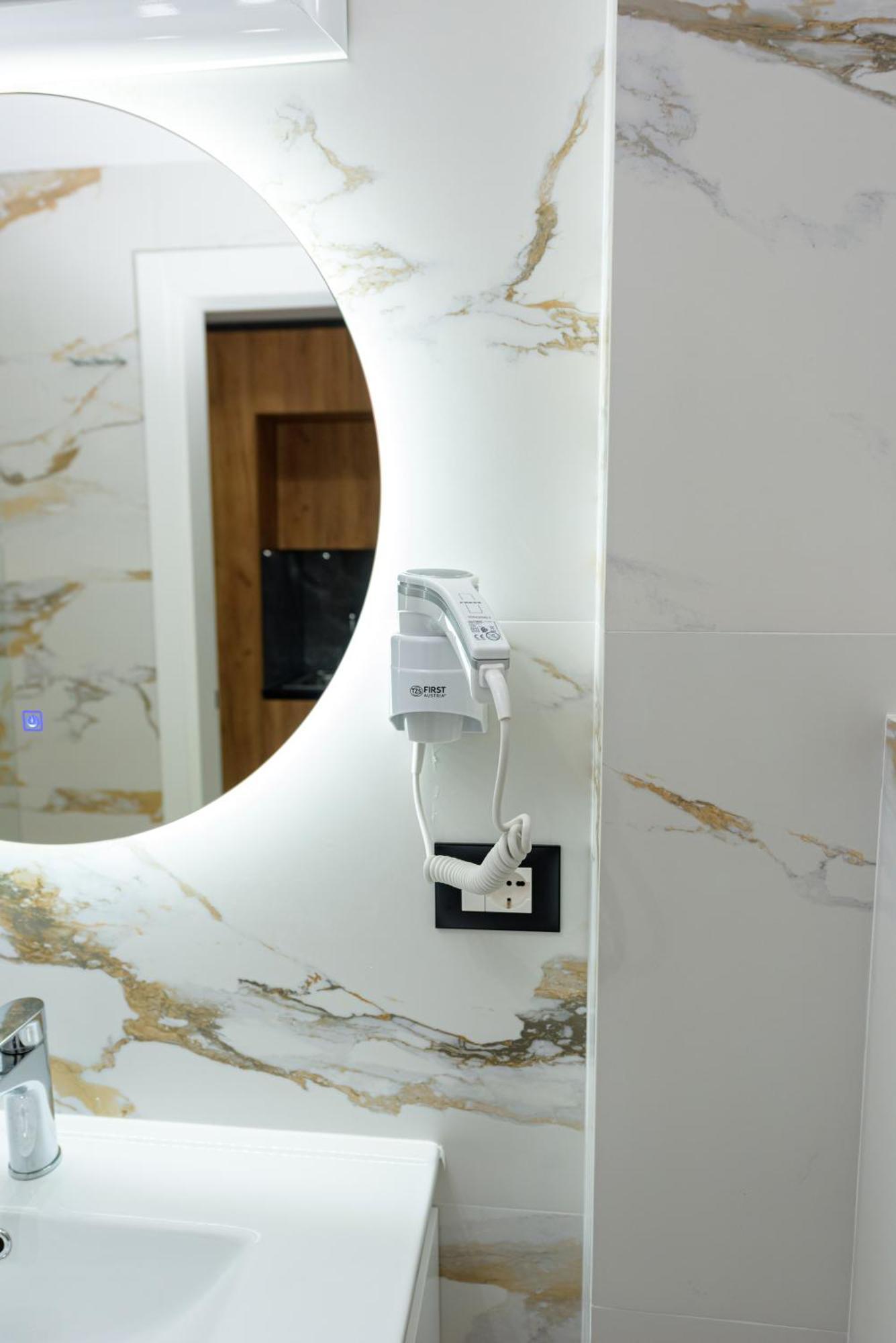 Kevin'S Aparthotel Vlorë Εξωτερικό φωτογραφία
